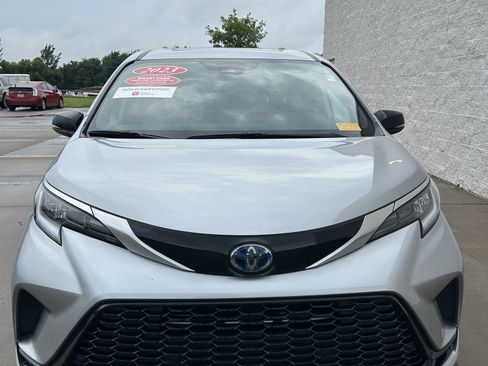 Used 2023 Toyota Sienna XSE AWD/4WD image 2