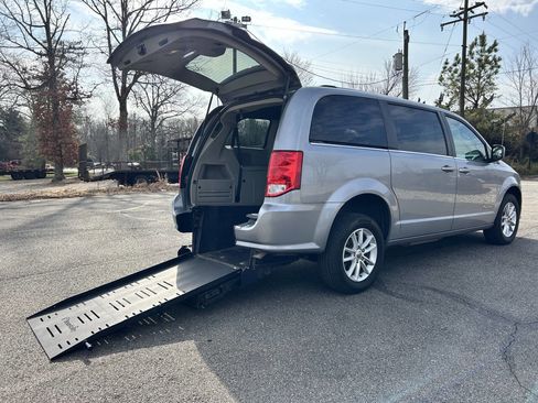 Used 2019 Dodge Grand Caravan SXT image 4