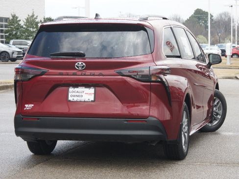 Used 2026 Toyota Sienna LE FWD image 20
