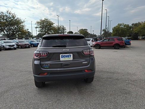 Used 2017 Jeep Compass Latitude w/ Cold Weather Group image 4