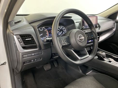 Used 2024 Nissan Rogue SV image 2