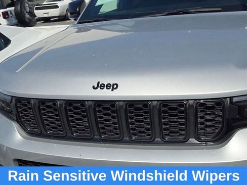 Used 2024 Jeep Grand Cherokee L Laredo image 34