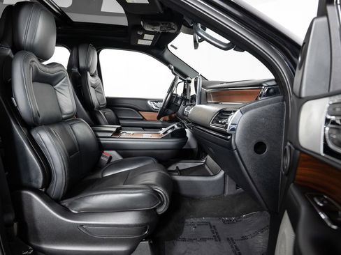 Used 2019 Lincoln Navigator Reserve image 30