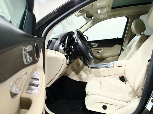 Used 2020 Mercedes-Benz GLC 300 4MATIC image 4