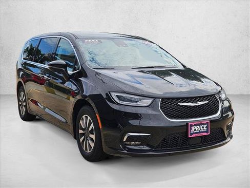 Used 2023 Chrysler Pacifica Touring-L FWD image 3