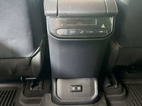 Used 2020 Toyota Highlander XLE FWD image 26