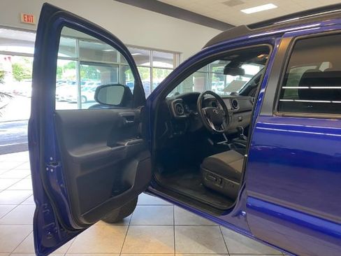 Used 2022 Toyota Tacoma TRD Off-Road image 10