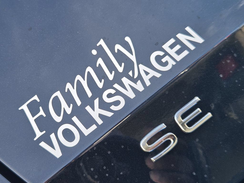 New 2027 Volkswagen Taos SE FWD image 9