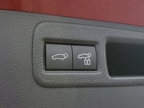 Used 2021 Toyota Venza XLE image 10