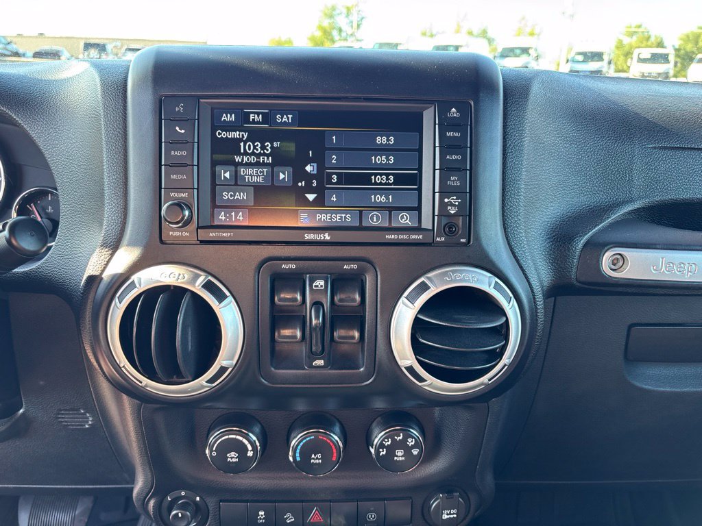 Used 2015 Jeep Wrangler Unlimited Sahara w/ Connectivity Group AWD/4WD image 13
