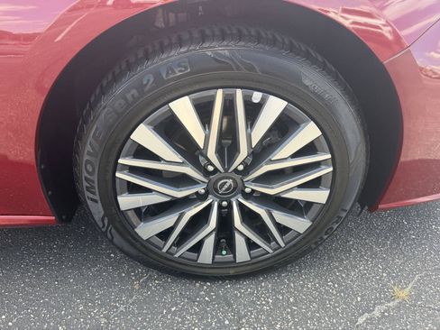 Used 2025 Nissan Altima 2.5 SV FWD image 9