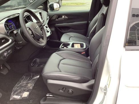 New 2026 Chrysler Pacifica Select w/ S Appearance Package image 9