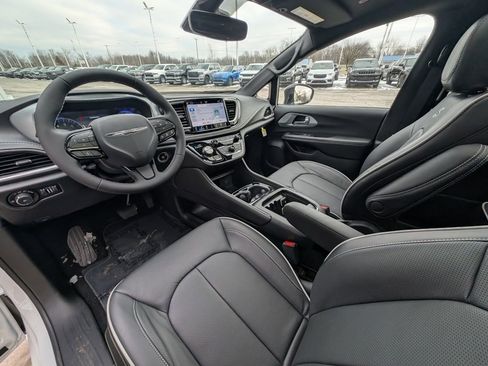 New 2026 Chrysler Pacifica Limited w/ S Appearance Package image 2