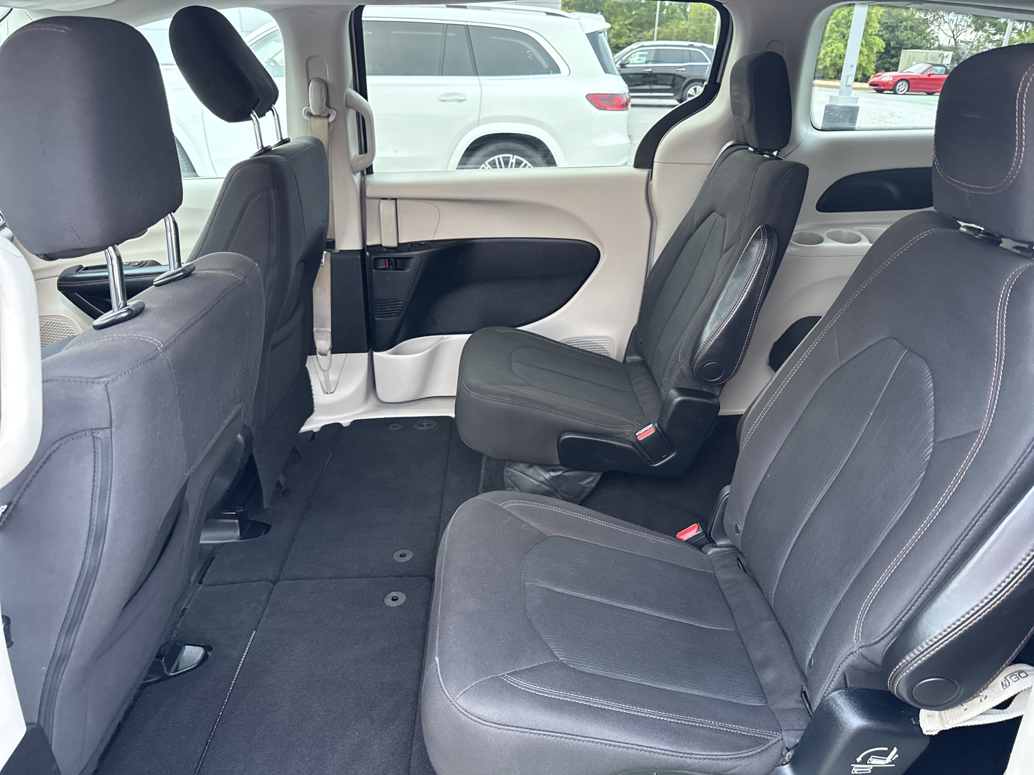 Used 2017 Chrysler Pacifica LX FWD image 5