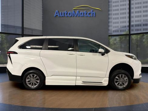 Used 2024 Toyota Sienna LE image 12