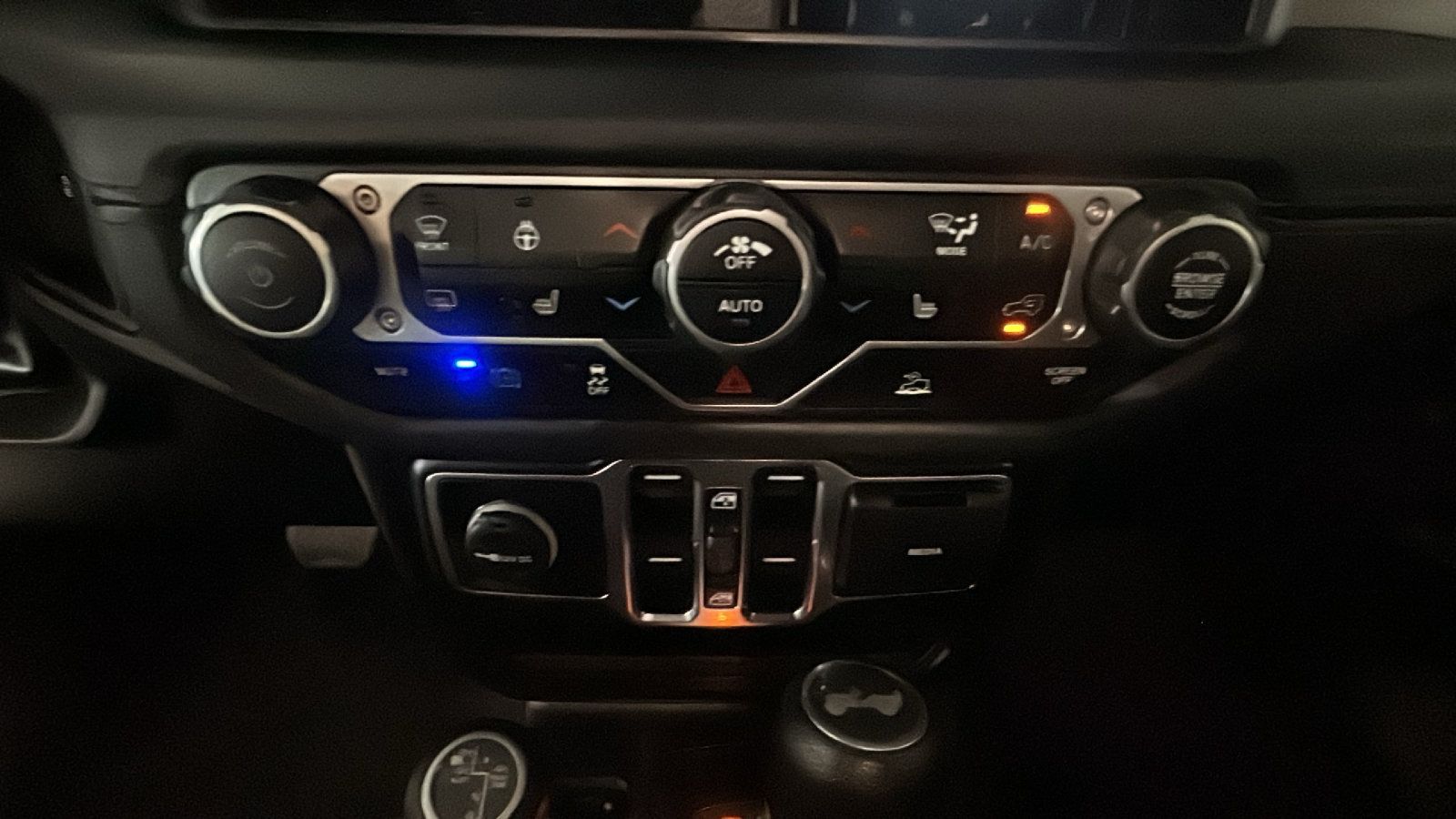 Used 2024 Jeep Wrangler Unlimited Sahara AWD/4WD image 25
