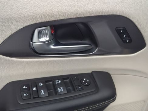 Used 2023 Chrysler Pacifica Touring-L FWD image 10