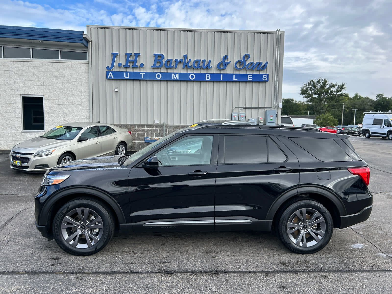 Used 2024 Ford Explorer XLT w/ Equipment Group 202A AWD/4WD image 7