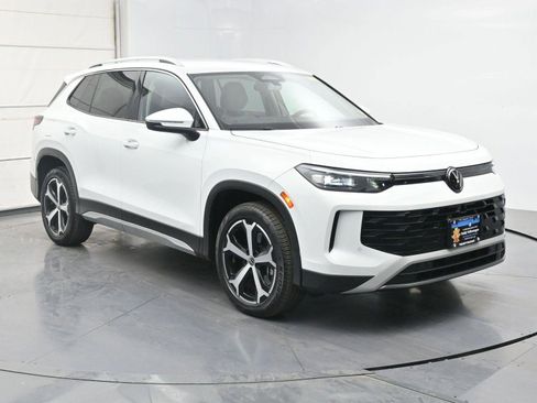 Used 2025 Volkswagen Tiguan SE AWD/4WD image 27