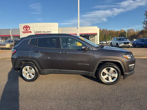 Used 2019 Jeep Compass Latitude image 2