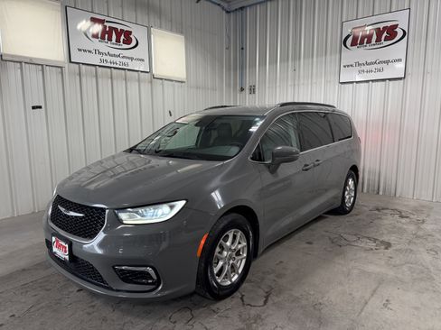 Used 2022 Chrysler Pacifica Touring-L FWD image 13