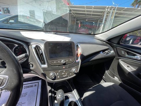 Used 2016 Chevrolet Malibu LT FWD image 3