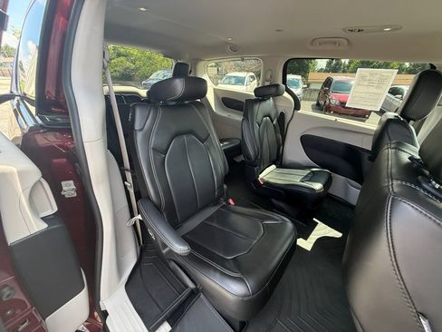 Used 2023 Chrysler Pacifica Touring-L AWD/4WD image 30