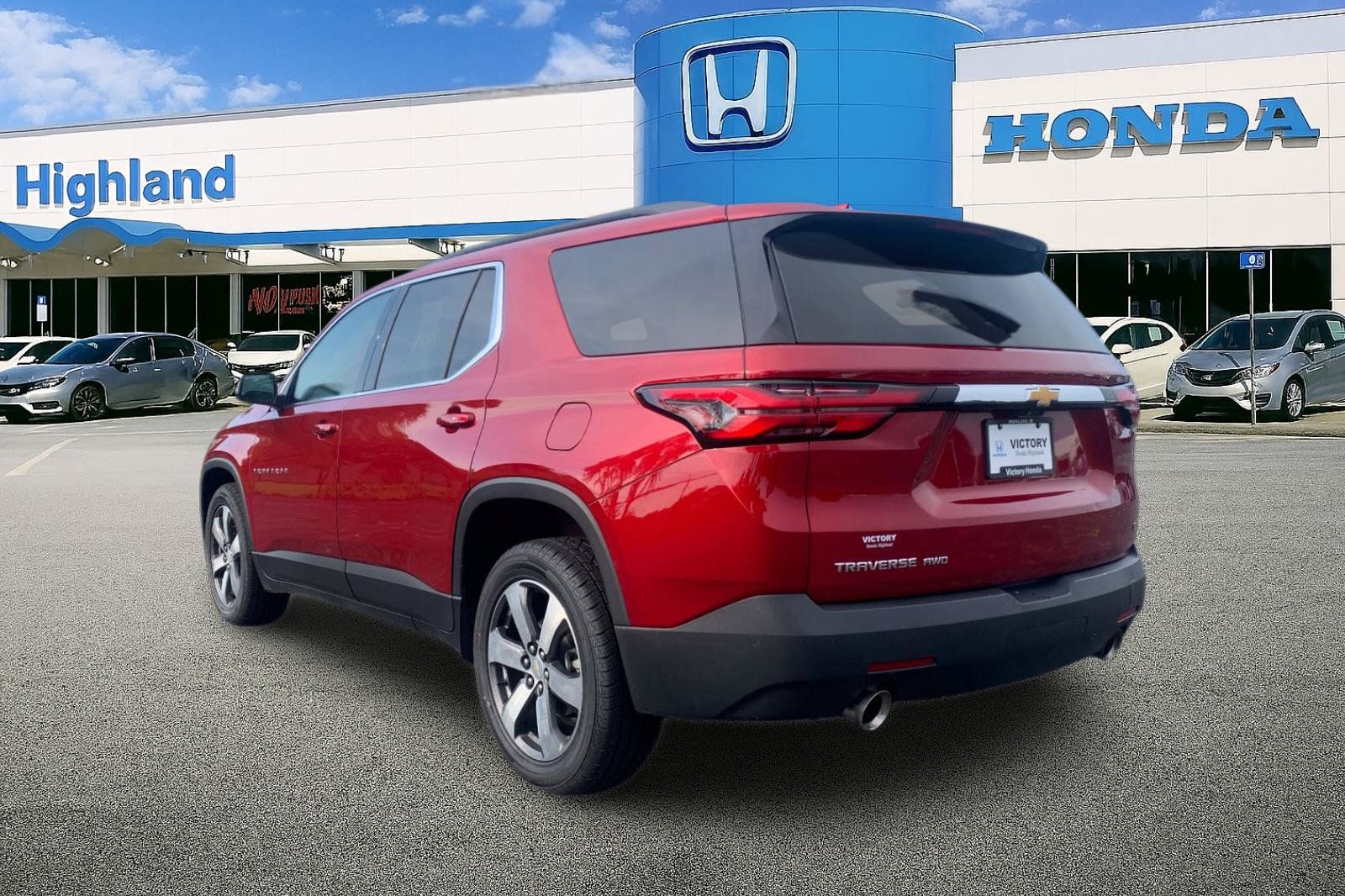 Used 2023 Chevrolet Traverse LT w/ LT Premium Package AWD/4WD image 3