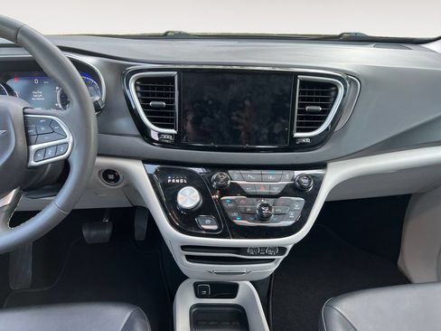 Used 2024 Chrysler Pacifica Touring-L FWD image 11