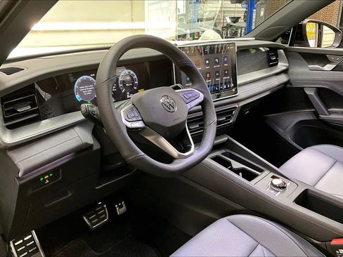 New 2026 Volkswagen Tiguan SE R-Line image 8