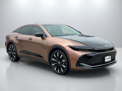 Used 2023 Toyota Crown Platinum image 3