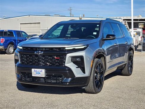 Used 2024 Chevrolet Traverse RS image 3