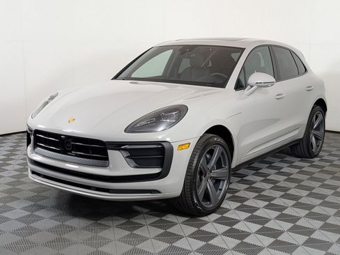 Used 2025 Porsche Macan image 1