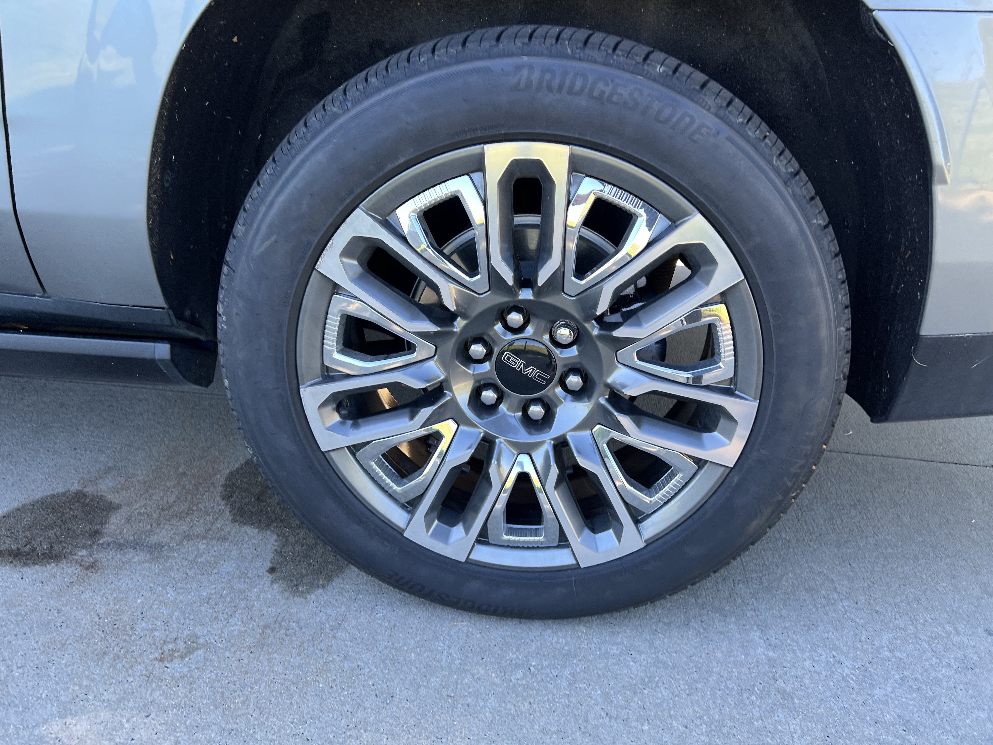 Used 2024 GMC Yukon XL Denali Ultimate AWD/4WD image 13