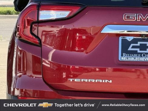 Used 2024 GMC Terrain SLE w/ Driver Convenience Package FWD image 9