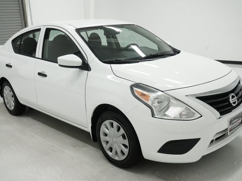 Used 2019 Nissan Versa S Plus FWD image 3