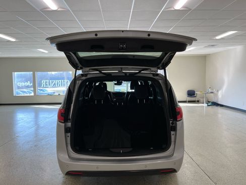 Used 2023 Chrysler Pacifica Limited w/ Uconnect Theater Family Group image 12