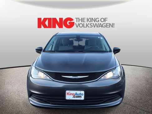 Used 2017 Chrysler Pacifica Touring w/ Tire & Wheel Group image 9