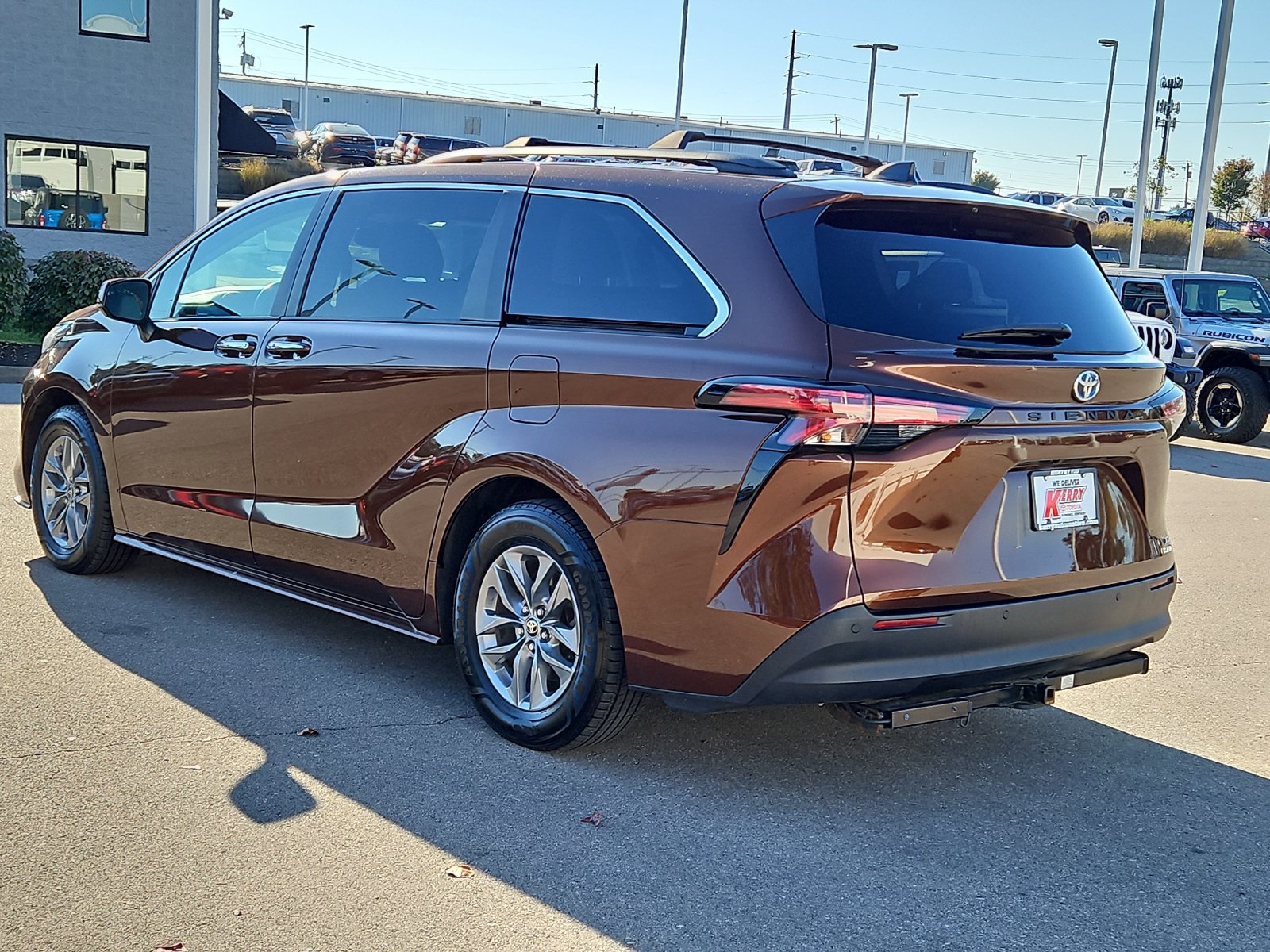 Certified 2022 Toyota Sienna XLE w/ XLE Plus Package FWD image 3
