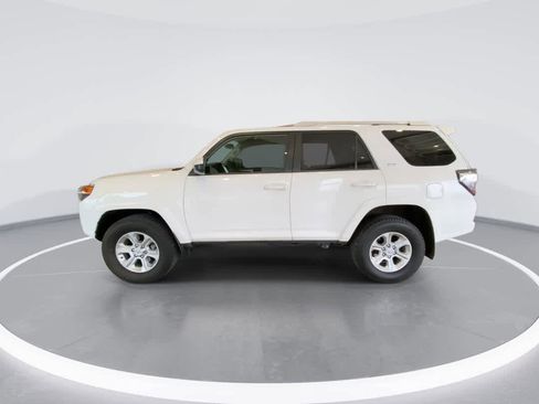 Used 2017 Toyota 4Runner SR5 AWD/4WD image 5