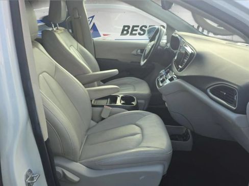 Used 2018 Chrysler Pacifica Touring-L FWD image 4