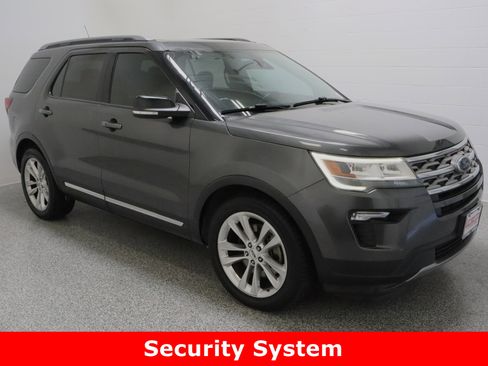 Used 2018 Ford Explorer XLT w/ Equipment Group 202A image 4