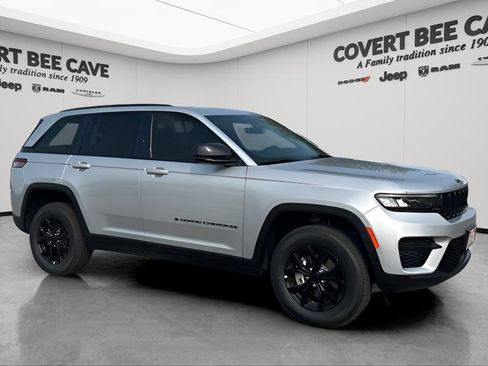 New 2025 Jeep Grand Cherokee Altitude image 12