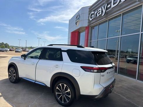 New 2026 Nissan Pathfinder Platinum image 2