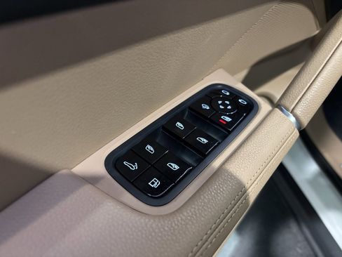 Used 2019 Porsche Cayenne E-Hybrid image 7