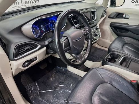 Used 2020 Chrysler Pacifica Touring-L w/ Tire & Wheel Group FWD image 11