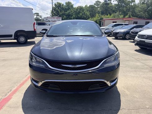 Used 2017 Chrysler 200 Limited Platinum w/ Comfort & Convenience Group FWD image 4