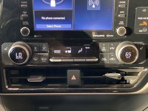 Used 2022 Toyota Highlander XLE AWD/4WD image 21