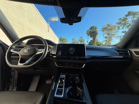 Used 2025 Volkswagen Atlas Cross Sport SE image 33