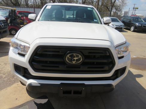 Used 2018 Toyota Tacoma SR image 2